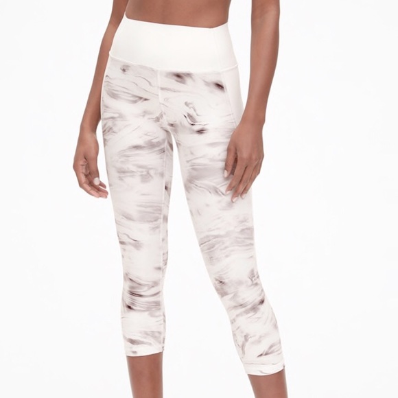 GAP Pants - GapFit High Rise Print Capris in Sculpt Revolution GAP Pants - GapFit High Rise Print Capris in Sculpt Revolution